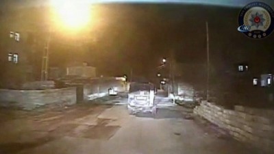 guvenlik gucleri -  Teröristler zırhlı araca böyle molotof attı  Videosu