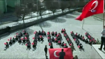 okul bahcesi -  Yozgat’ta öğrenciler okul bahçesine Afrin yazıp Türk bayrağı açtı Videosu