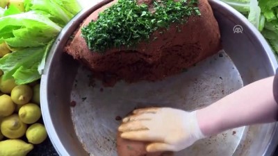 cig kofte - Gastronomi şehrinin yeni lezzeti 'fıstıklı çiğ köfte dolması' - GAZİANTEP  Videosu