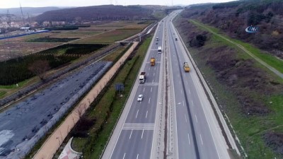yaris - Hafriyat kamyonlarının trafikte yaşattığı tehlikeli anlar havadan görüntülendi  Videosu