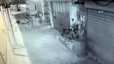 isgal -  - İsrail Askerleri, Filistinli Genci Gözaltına Alırken Döverek Öldürdü Videosu