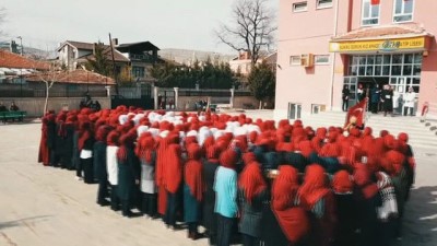 okul bahcesi -  Öğrenciler Mehmetçik için bayrak oldu dalgalandı  Videosu