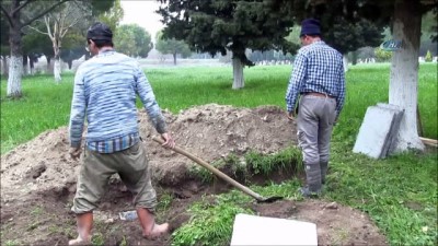 kabristan -  Ateist olan babasının mezarına beton döktü  Videosu