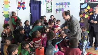 anaokulu ogrencisi - Suriyeli çocukların yüzlerini güldürdüler - ADIYAMAN  Videosu