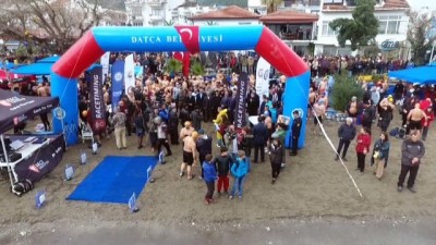 kadin sporcu - Kış ortasında 500 kişi Datça’da yüzdü  Videosu