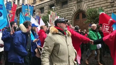 asiri sagci - İtalya'da seçim öncesi aşırı sağ karşıtı gösteriler - ROMA  Videosu