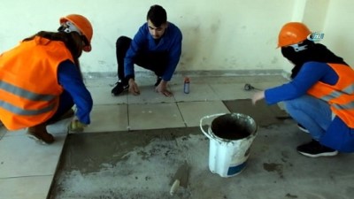  Kınalı eller fayans döşüyor 