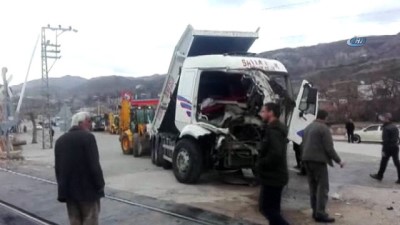 hemzemin gecit -  Kamyon ile tren çarpıştı: 1 yaralı Videosu