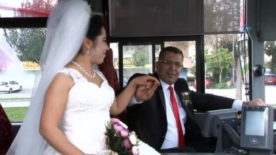 belediye otobusu -  Şoför çiftin gelin arabası belediye otobüsü oldu  Videosu