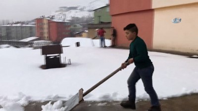 kardan adam -  Kar yağışı kimilerine eğlence, kimilerine ekmek kapısı oldu  Videosu