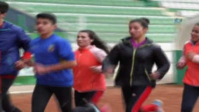 kucuk kiz - Ailesi izin vermedi Balkan şampiyonu oldu  Videosu