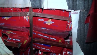 guzergah - Antalya'da bisküvi yüklü tır devrildi: 2 yaralı  Videosu