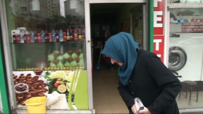 mahsur kaldi -  Evini su basan yaşlı kadın hastaneye gidebilmek için üzerine poşet giyerek suya girdi  Videosu