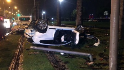 İzmir'de otomobil devrildi: 4 yaralı 