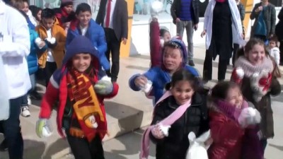 ozel okul - Kar yağmayınca pamuktan yaptıkları 3 bin 200 kartopuyla oynadılar - TOKAT Videosu