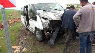 servis araci - Öğrenci servisi ile hafif ticari araç çarpıştı: 11 yaralı - DİYARBAKIR  Videosu