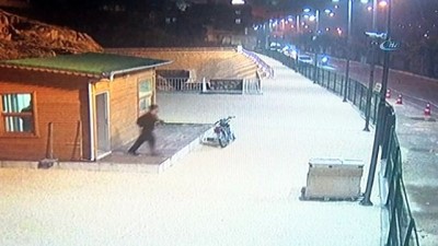 motosiklet surucusu -  Ölüme sollayan motosiklet sürücüsü kamerada  Videosu