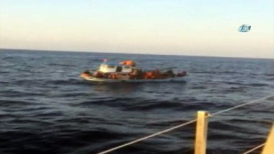 yardim cagrisi -  Makine arızası yapan teknedeki kaçaklar, Sahil Güvenlik ekiplerince kurtarıldı  Videosu