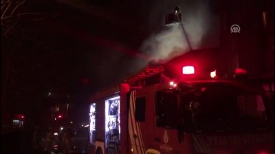 malzeme deposu - Ümraniye'de minibüste başlayıp depoya sıçrayan yangın söndürüldü - İSTANBUL  Videosu