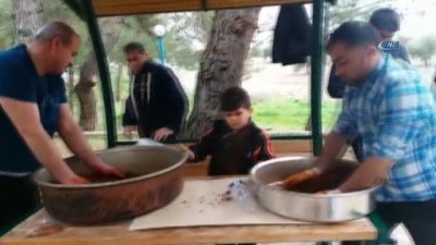 cig kofte -  Adıyamanlılar Kilis’e gelerek askere çiğ köfte yoğurdu Videosu