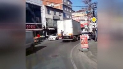 tehlikeli yolculuk -  Kamyonun arkasından tutunan çocuğun tehlikeli oyunu kamerada  Videosu