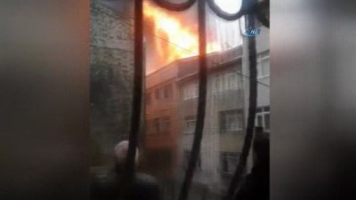 kacis -  Kasımpaşa’da çatı alev alev yandı, mahalleli sokağa döküldü Videosu