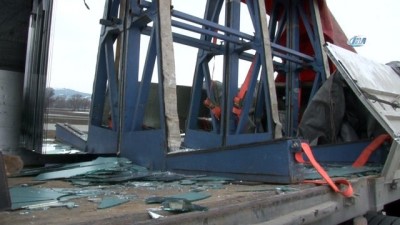 guvenlik onlemi -  Tırdan düşen 8 ton cam karayoluna saçıldı  Videosu