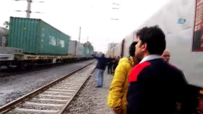 tren istasyonu -  Vagonun üzerinde selfie çekmek isterken elektrik akımına kapıldılar Videosu