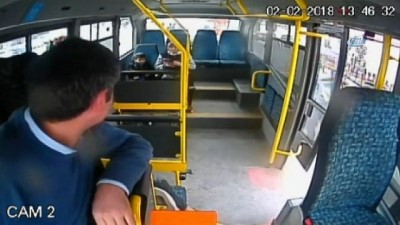 yolcu tasimaciligi -  Yolcuların gözü önünde halk otobüsündeki paraları çalan zanlı kamerada  Videosu