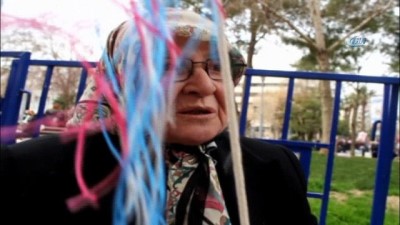 emekli maasi -  73 yaşındaki Melahat Nine, balon satarak evini geçindiriyor Videosu