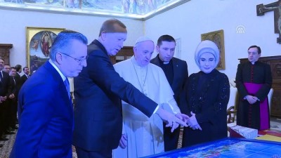 Cumhurbaşkanı Erdoğan - Papa Franciscus görüşmesi - Hediye takdimi - VATİKAN 