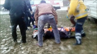 kaygan zemin -  Maden işçilerini taşıyan kamyonet devrildi: 7 yaralı  Videosu