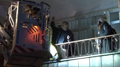 mahsur kaldi -  Maltepe’de bina girişi çöktü, vatandaşlar tahliye edildi  Videosu