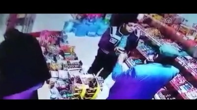 kacak - Polis süsü vererek marketten soygun güvenlik kamerasında - İSTANBUL Videosu