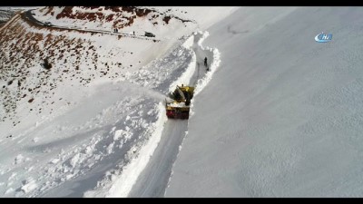 5 metrelik karda yol açma çalışmaları havadan görüntülendi 