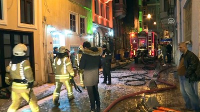 itfaiye merdiveni - Beyoğlu'nda otelde yangın: 6 yaralı - İSTANBUL  Videosu