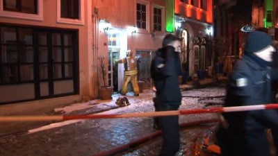 saglik ekibi -  Beyoğlu’nda otelde yangın: 6 yaralı  Videosu