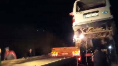 bebek -  Bitlis’te trafik kazası; 2 yaralı  Videosu