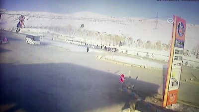 ticari arac - Kaza sonrası alev alan minibüsten son anda çıktılar - ERZURUM Videosu