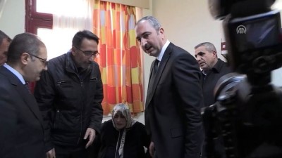 yarali asker - Adalet Bakanı Gül, tedavi altına alınan askerleri ziyaret etti - GAZİANTEP  Videosu