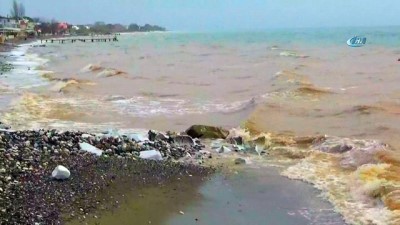  Deniz iki renge büründü 