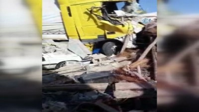 Kontrolden çıkan tır otomobili ezip eve daldı 