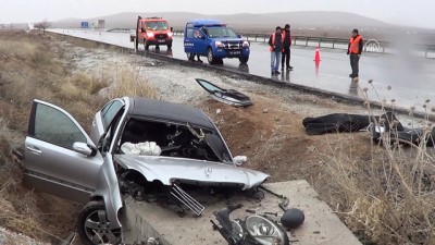 Konya'da otomobil menfeze çarptı: 2 ölü, 1 yaralı 