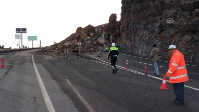 is makinesi - Heyelan nedeniyle ulaşımda aksaklık yaşanıyor - ZONGULDAK  Videosu