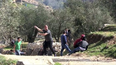 goz yasartici gaz - İsrail askerleri bir Filistinliyi yaraladı - RAMALLAH Videosu