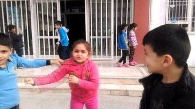 ogretmenler -  Minik öğrenciler 'Zeytin Dalı' yazdı Videosu