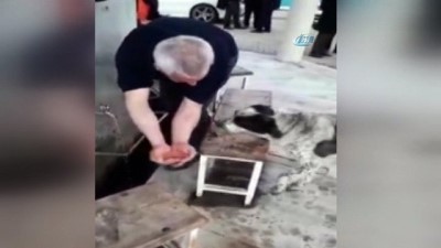  Abdest alırken elleriyle köpeğe su içirdi 
