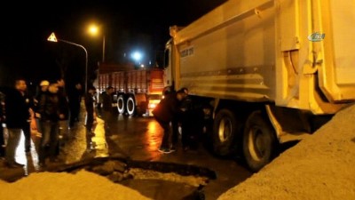 hafriyat kamyonu -  Asfalt çöktü, kum yüklü kamyon çukura düştü  Videosu