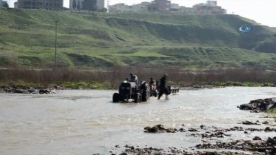 koprulu -  Çay ortasında traktörle mahsur kaldılar  Videosu