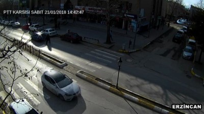 mobese kamerasi -  Geri geri manevra yapan otomobilin altında böyle kaldı Videosu